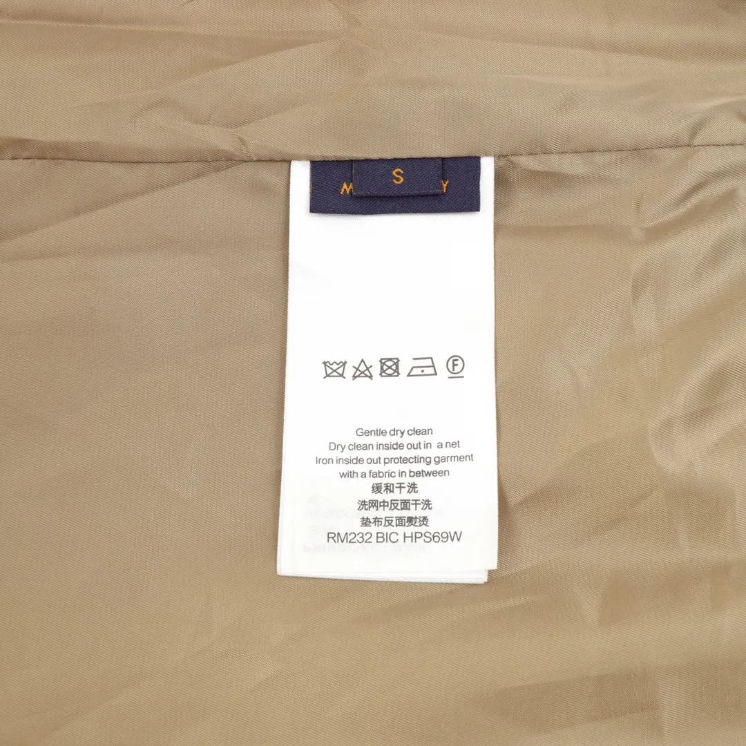 🅿️570 Louis Vuitton/Louis Vuitton Fei Dong embroidered silhouette baseball flight jacket. Purchased the original version. Developed from the source of our own factory. We insist on not making goods without the original version. The classic ma1 flight jacket style is easy to control regardless of body shape. The fabric is made of custom-dyed cotton yb twill fabric, non-market ready fabric. The front panel is printed with eight-claw machine screen embroidery. The positioning logo letters are cut into pieces, and the shoulder seams and back collar hem are cut in parallel. All hand-cut in one piece, matching glossy hand-stitched buttons with letter logo. The buttons are custom-made in the same color as the clothes and have hardware stud buttons.  size：XS-L